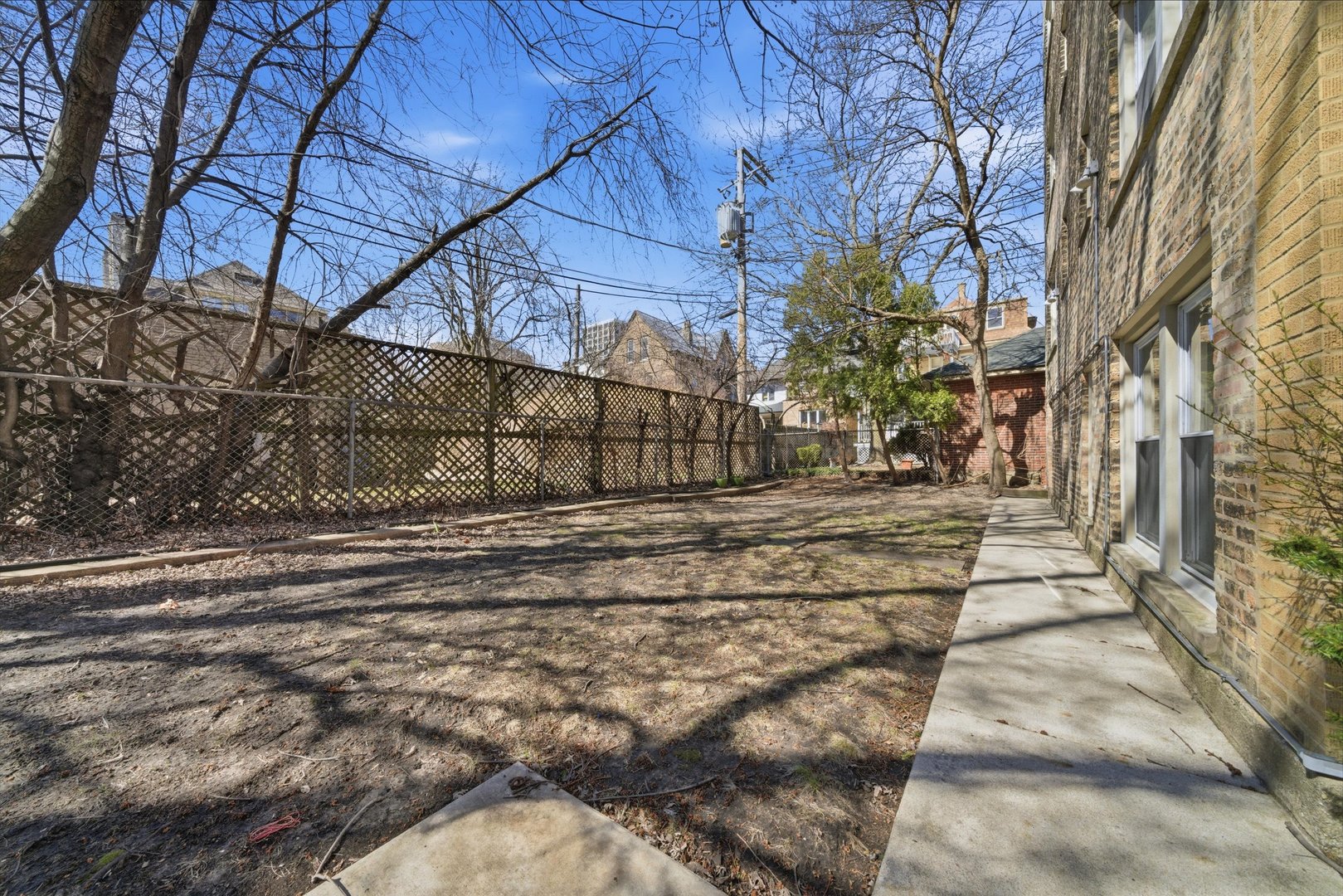 4240 N Clarendon Avenue Unit: 209N