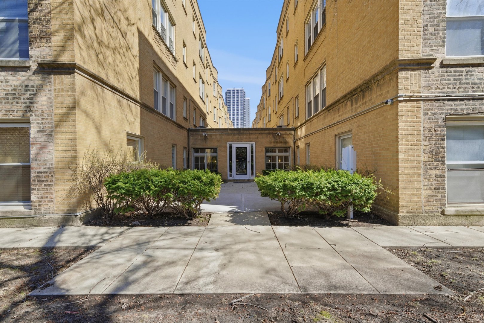 4240 N Clarendon Avenue Unit: 209N