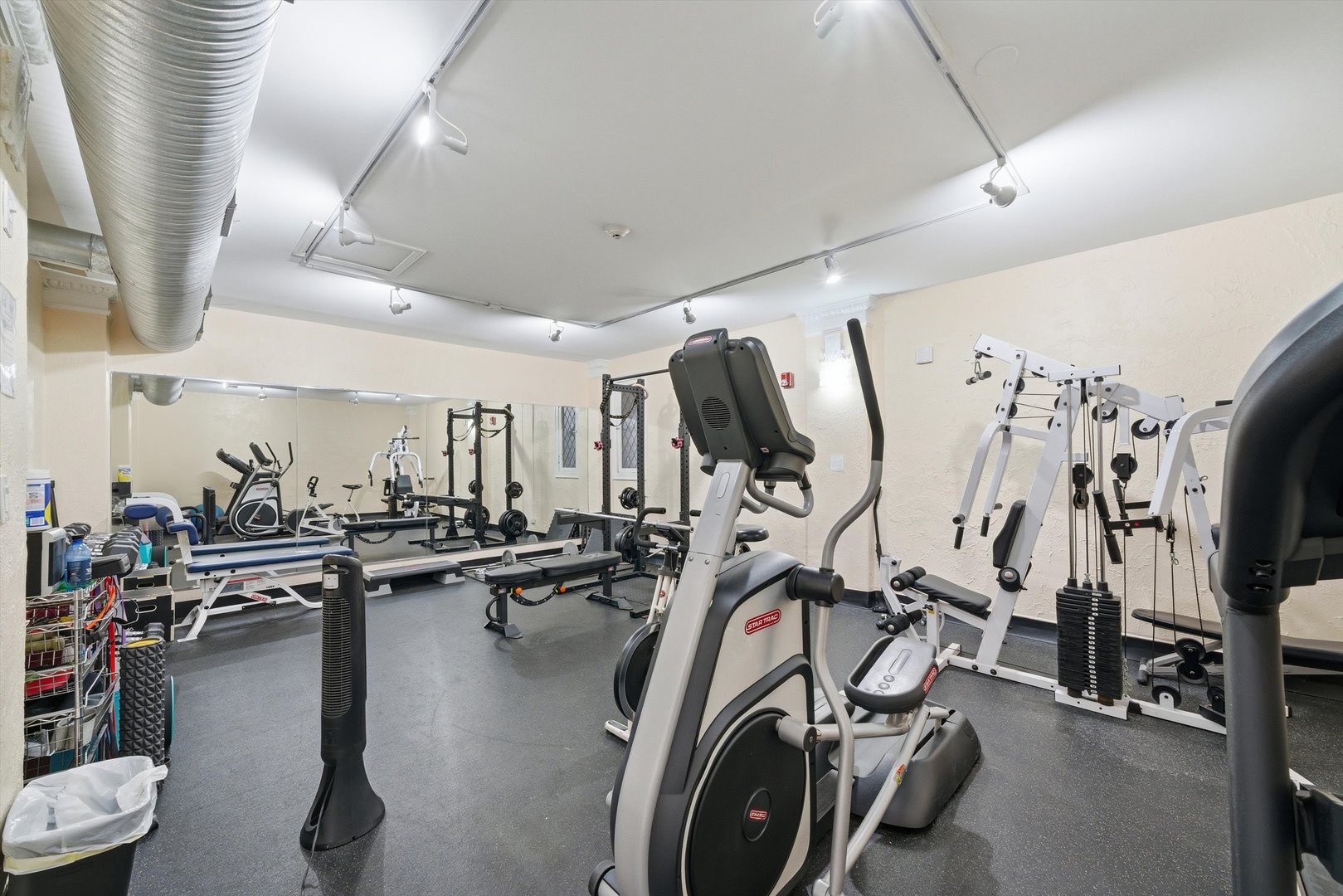 4240 N Clarendon Avenue Unit: 209N