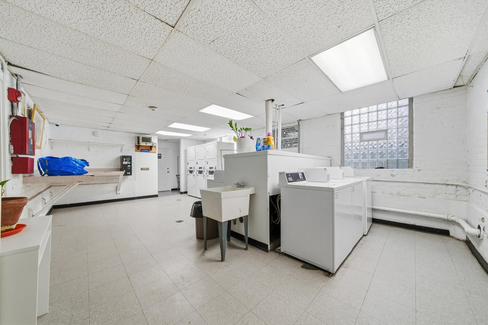 4240 N Clarendon Avenue Unit: 209N