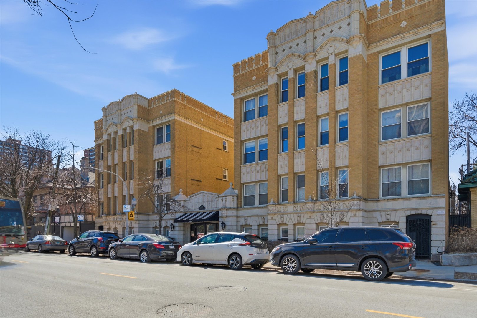 4240 N Clarendon Avenue Unit: 209N