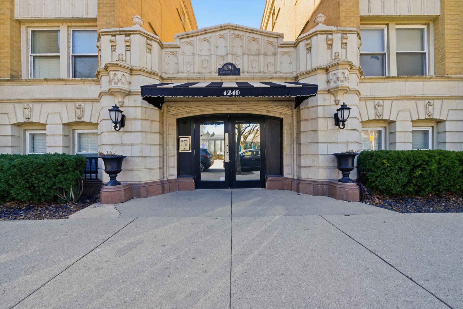 4240 N Clarendon Avenue Unit: 209N