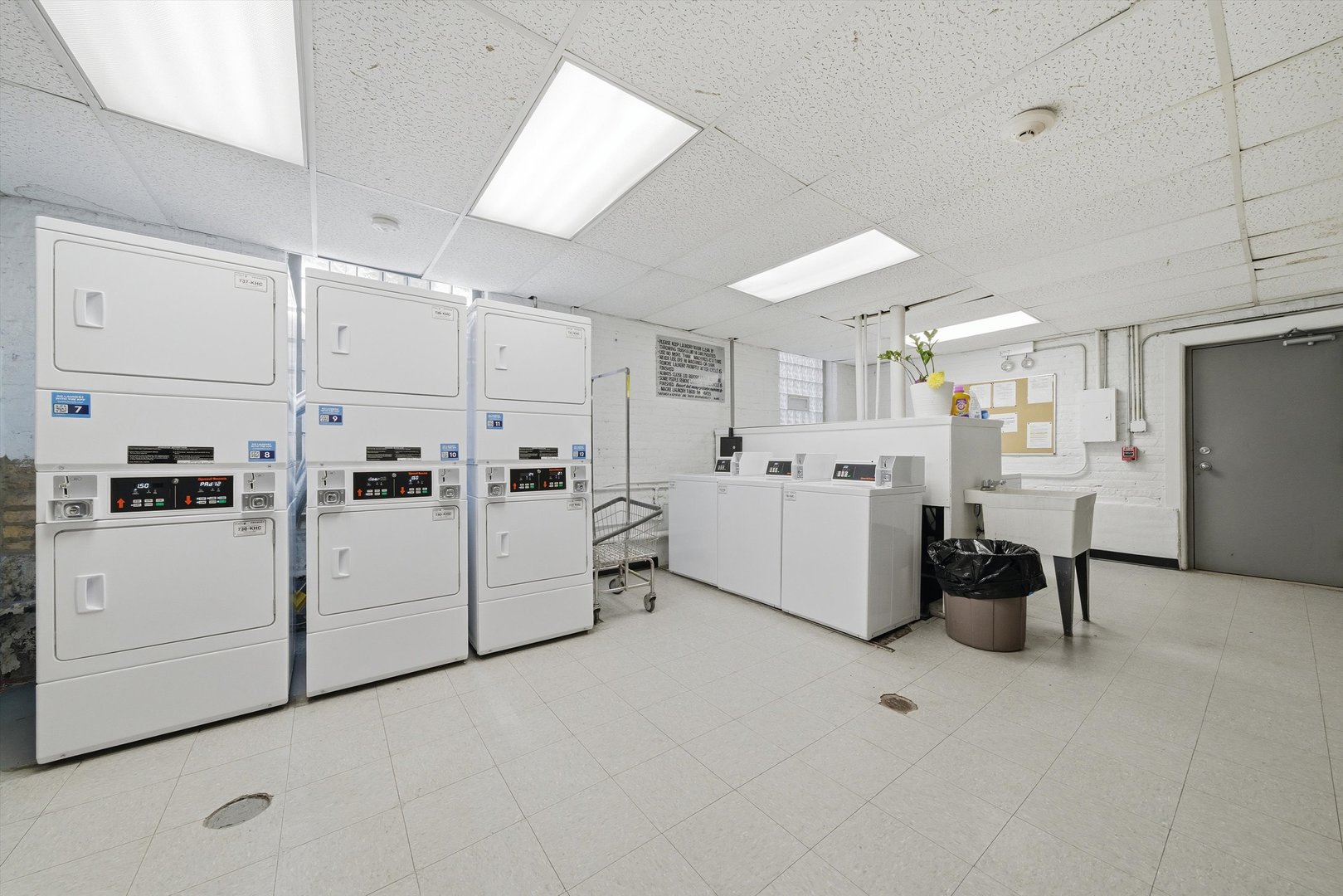 4240 N Clarendon Avenue Unit: 209N