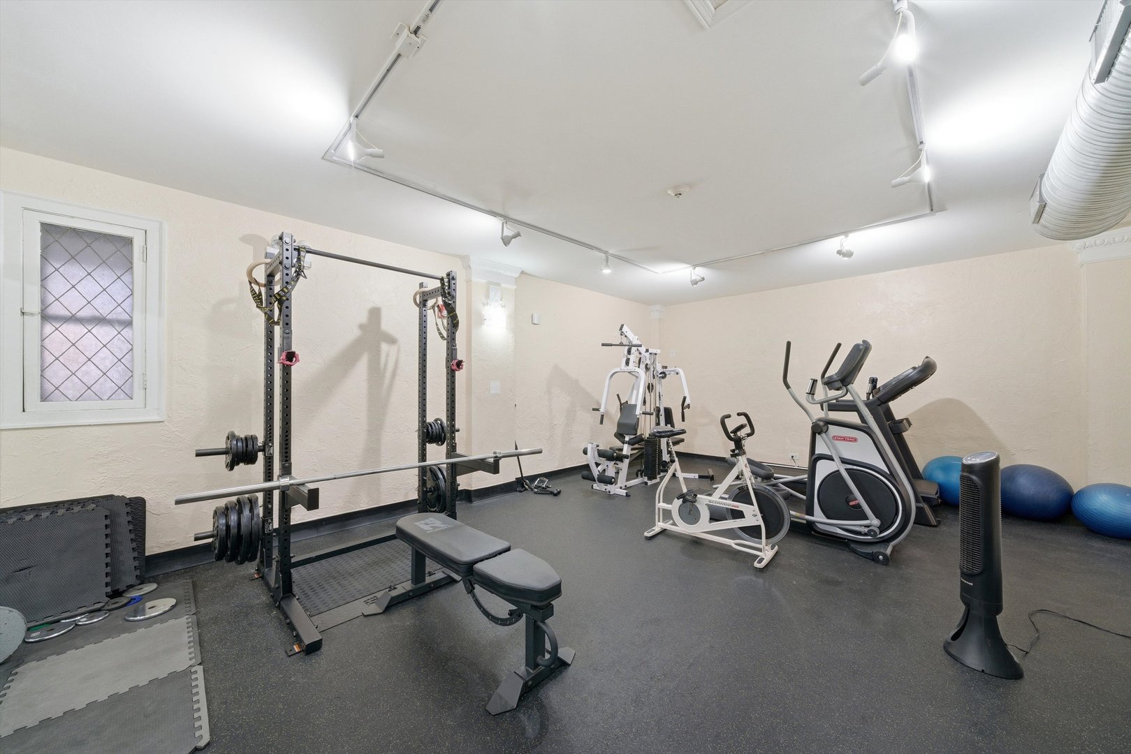 4240 N Clarendon Avenue Unit: 209N