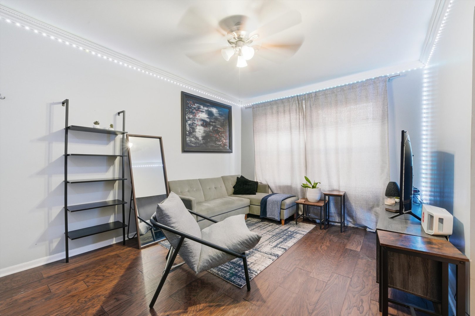 4240 N Clarendon Avenue Unit: 209N