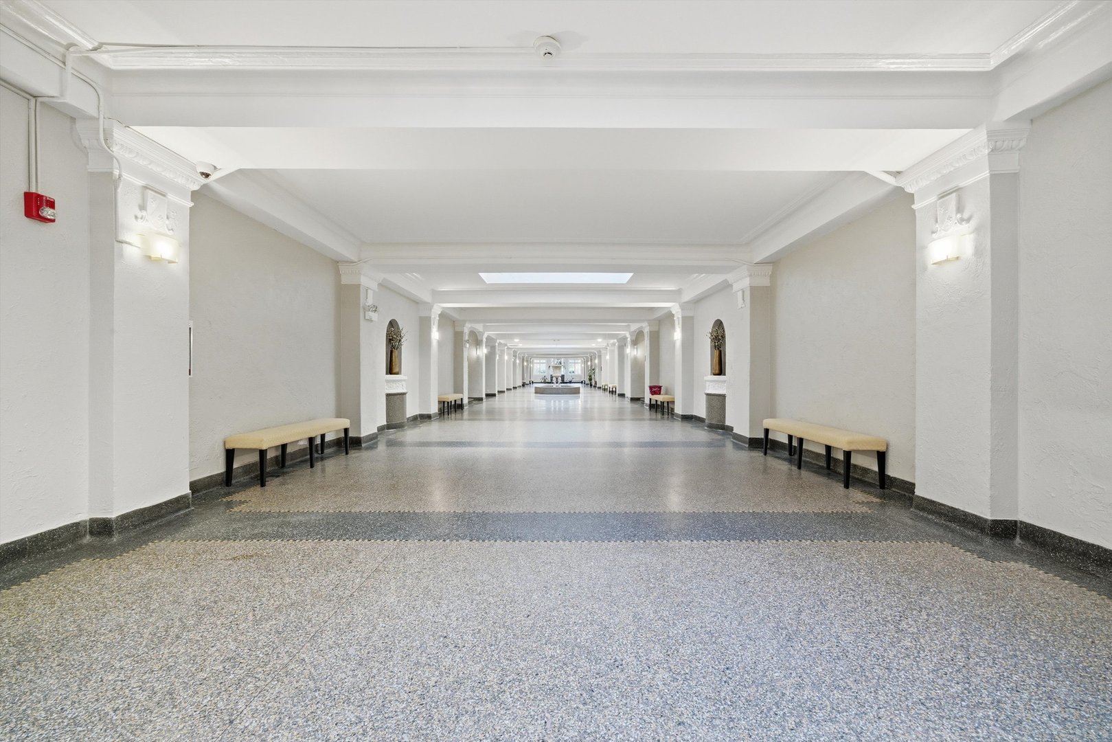 4240 N Clarendon Avenue Unit: 209N