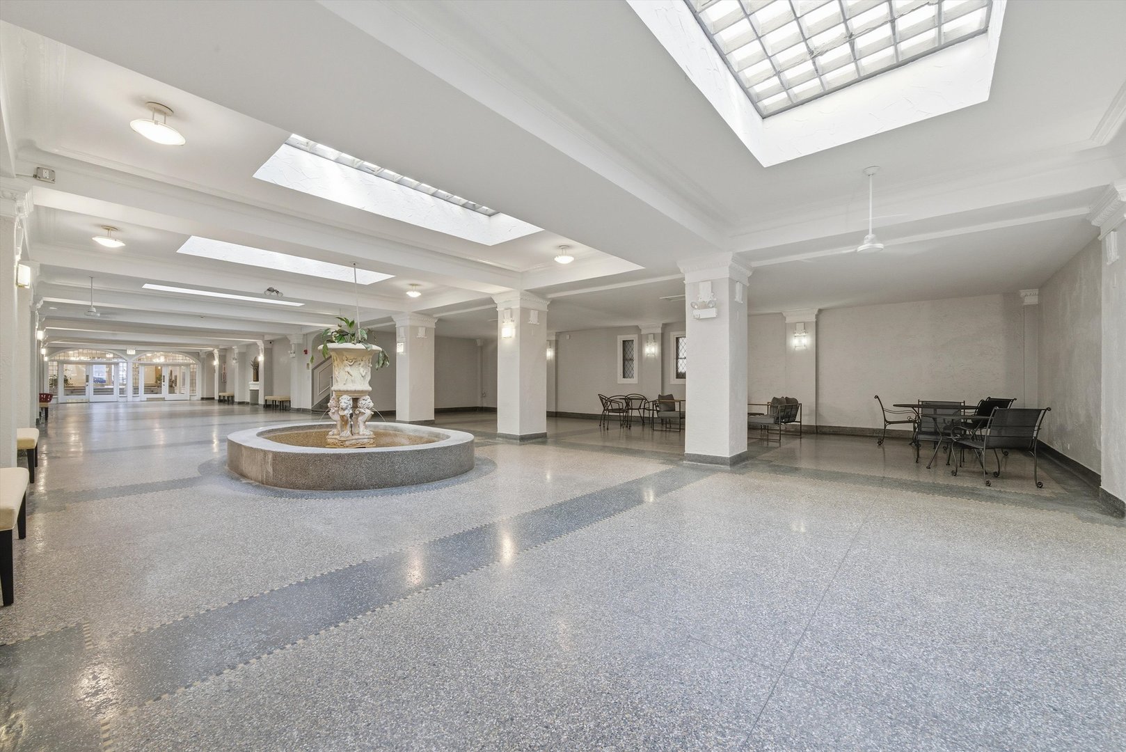 4240 N Clarendon Avenue Unit: 209N