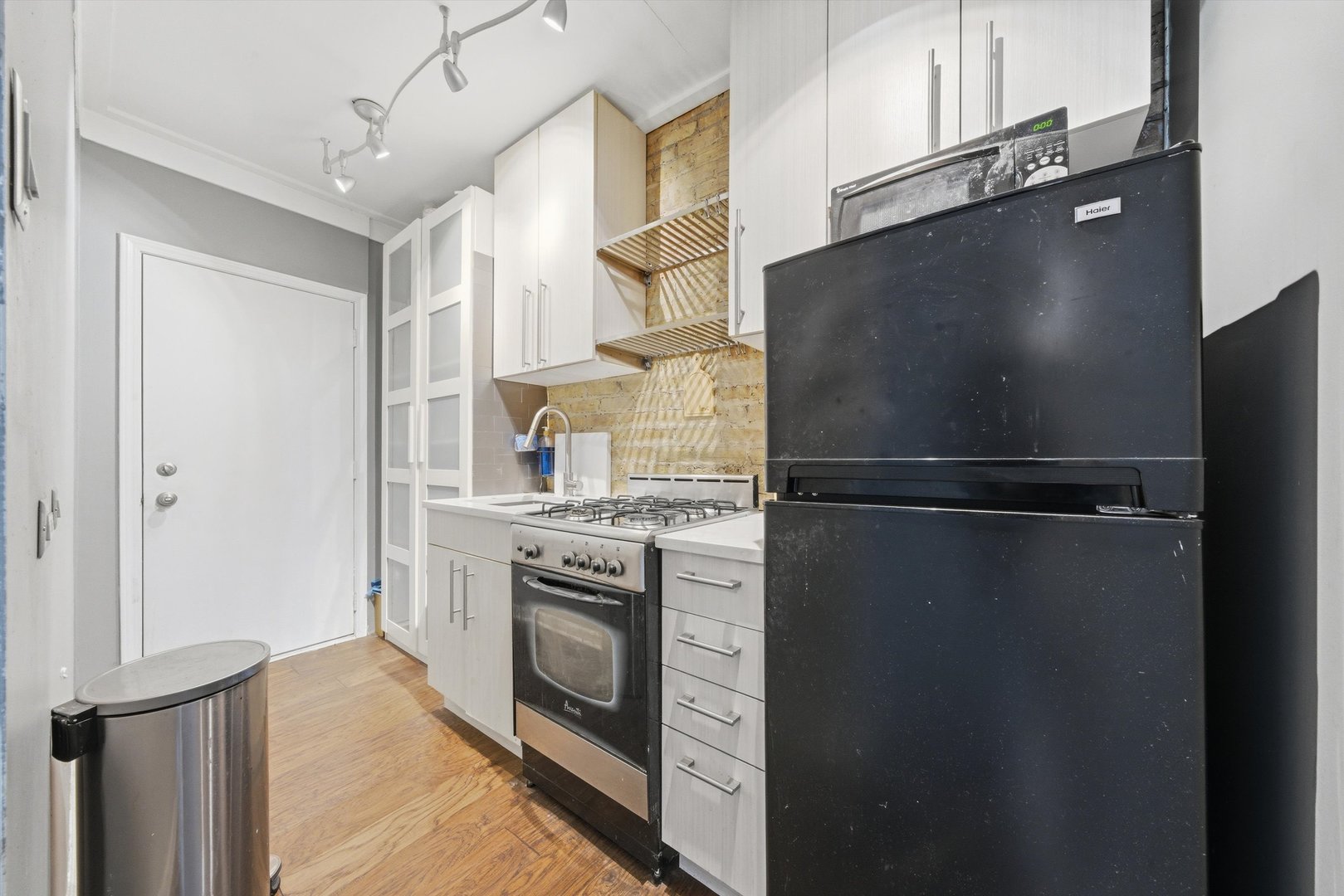 4240 N Clarendon Avenue Unit: 209N