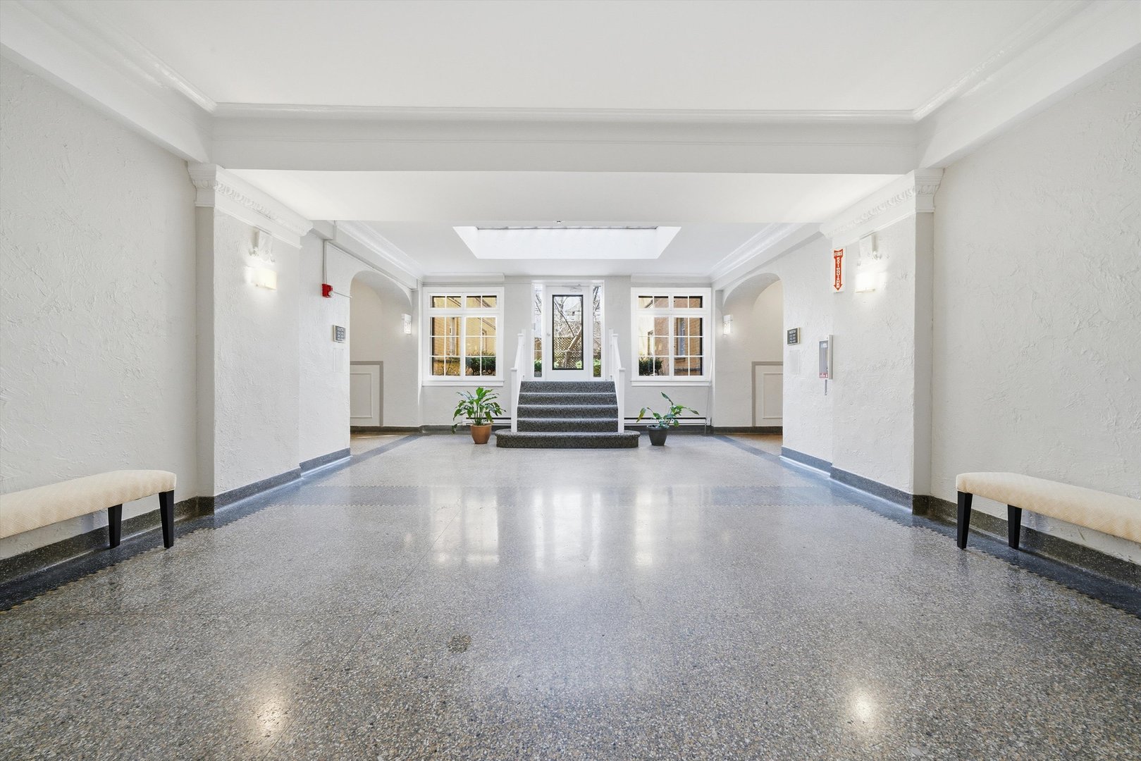 4240 N Clarendon Avenue Unit: 209N