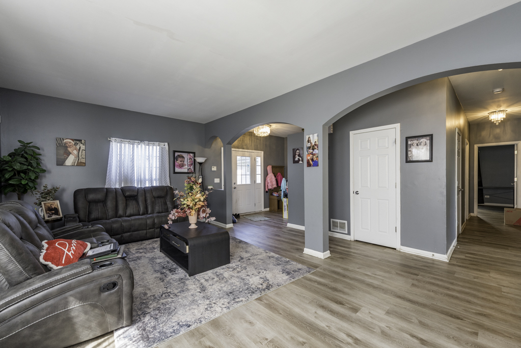 1995 W Meadowview Drive