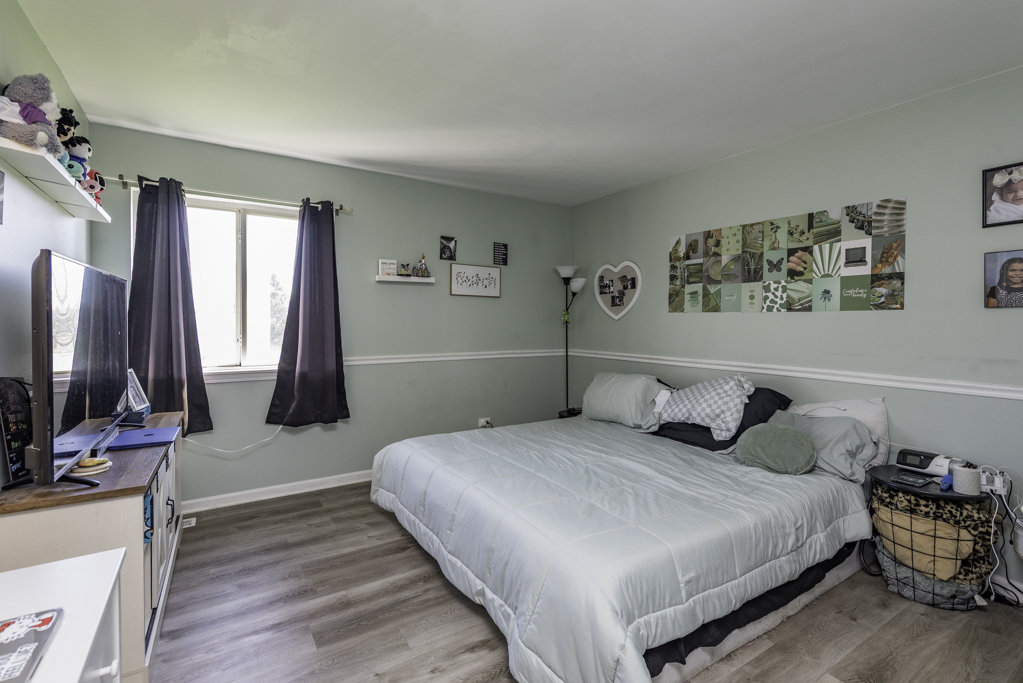 1995 W Meadowview Drive