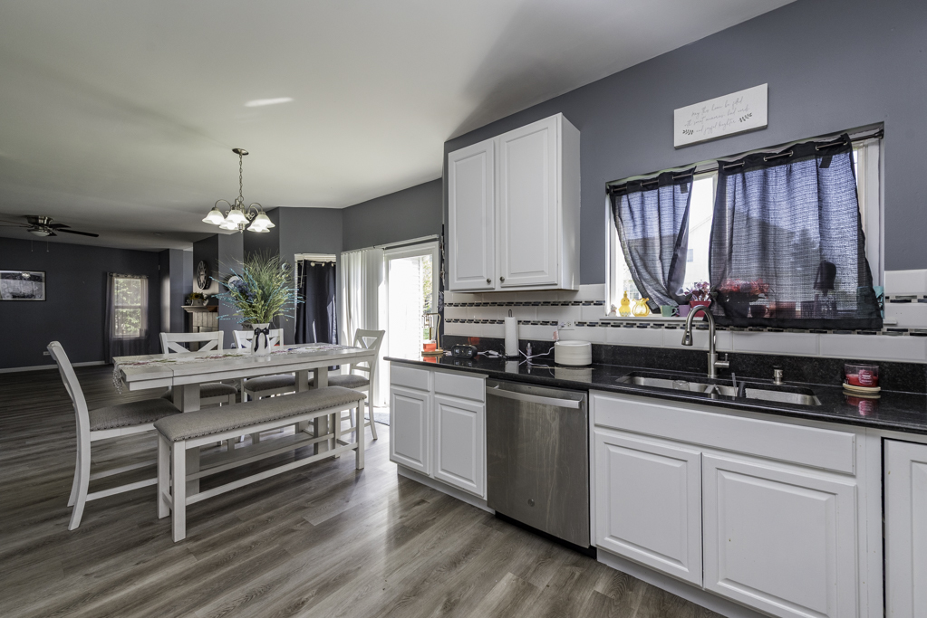 1995 W Meadowview Drive