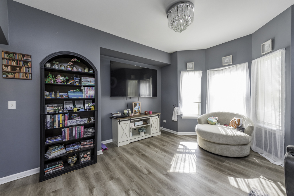 1995 W Meadowview Drive