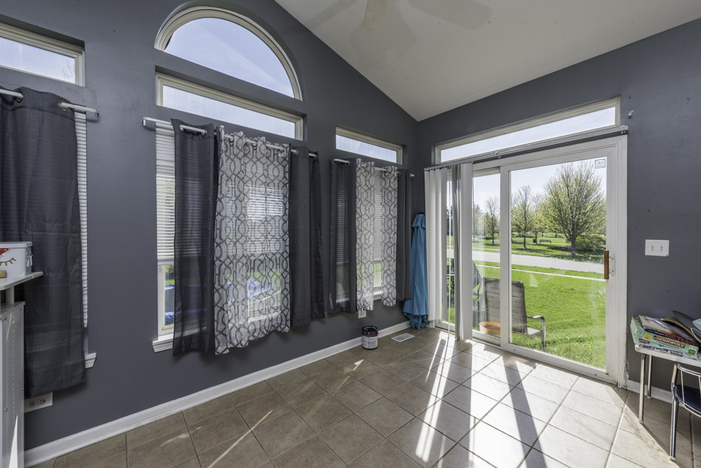 1995 W Meadowview Drive