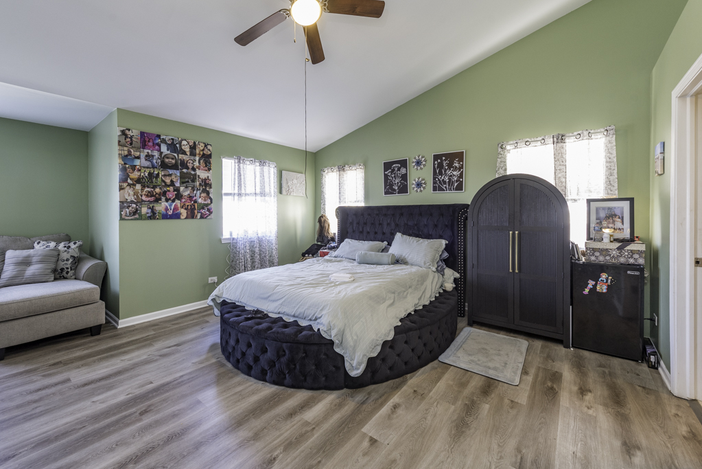 1995 W Meadowview Drive