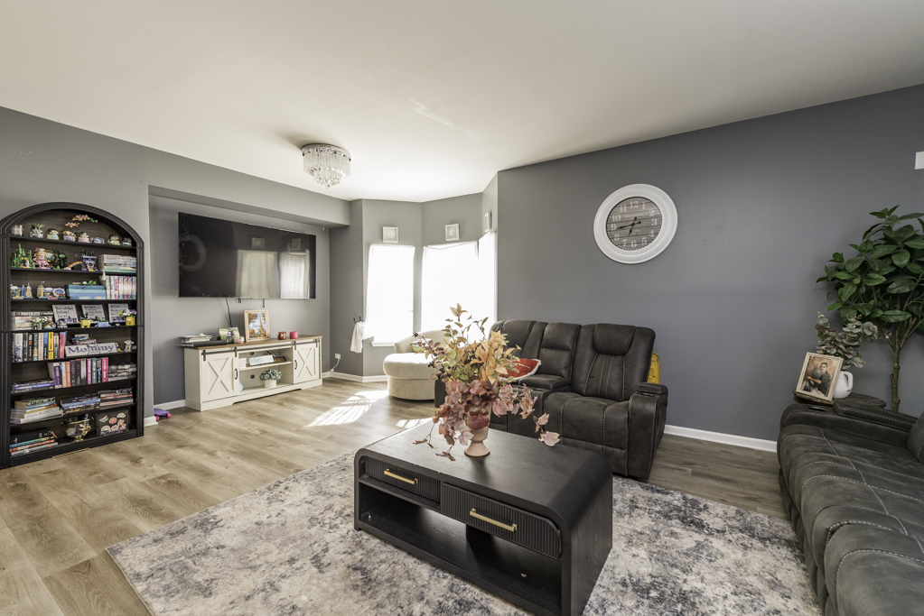 1995 W Meadowview Drive