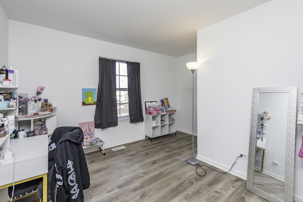 1995 W Meadowview Drive