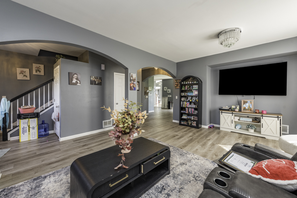 1995 W Meadowview Drive