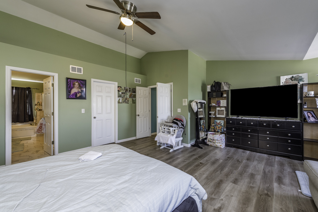 1995 W Meadowview Drive