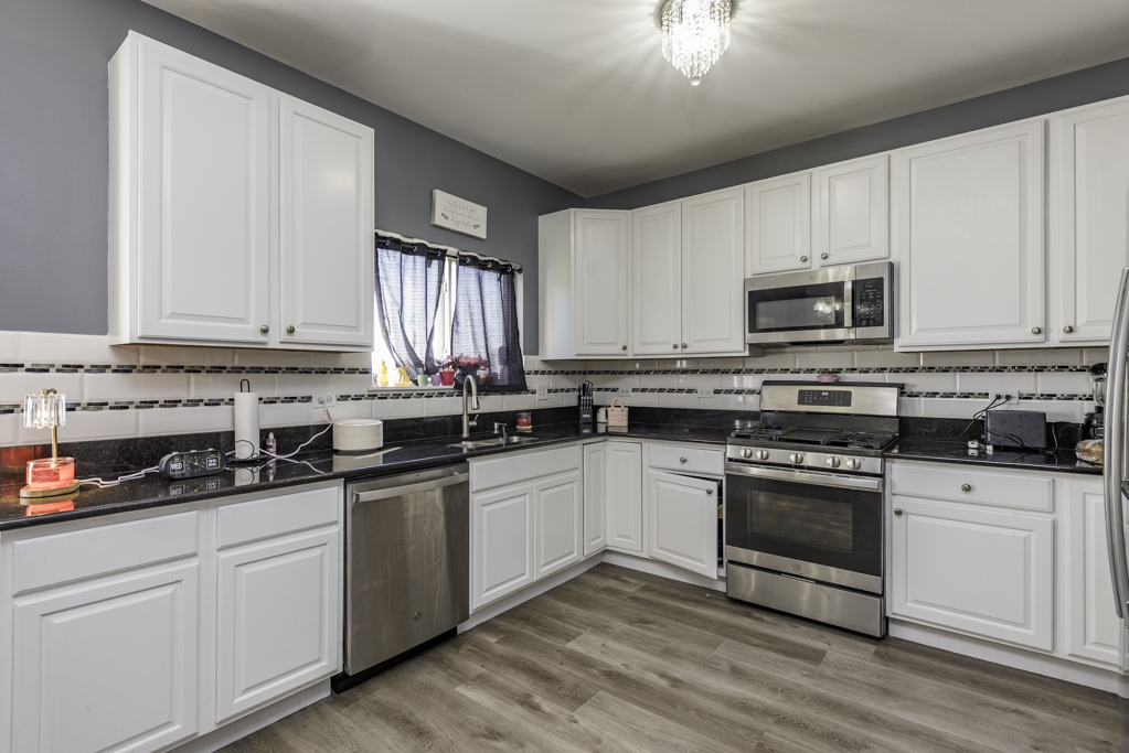 1995 W Meadowview Drive