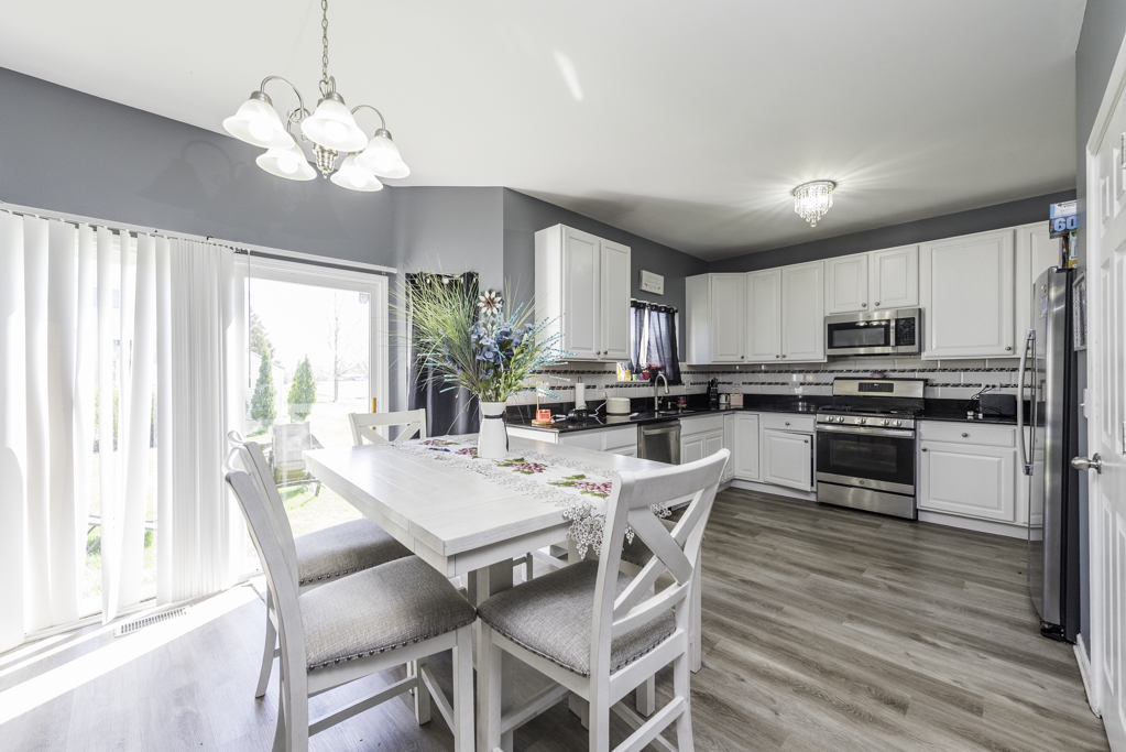 1995 W Meadowview Drive