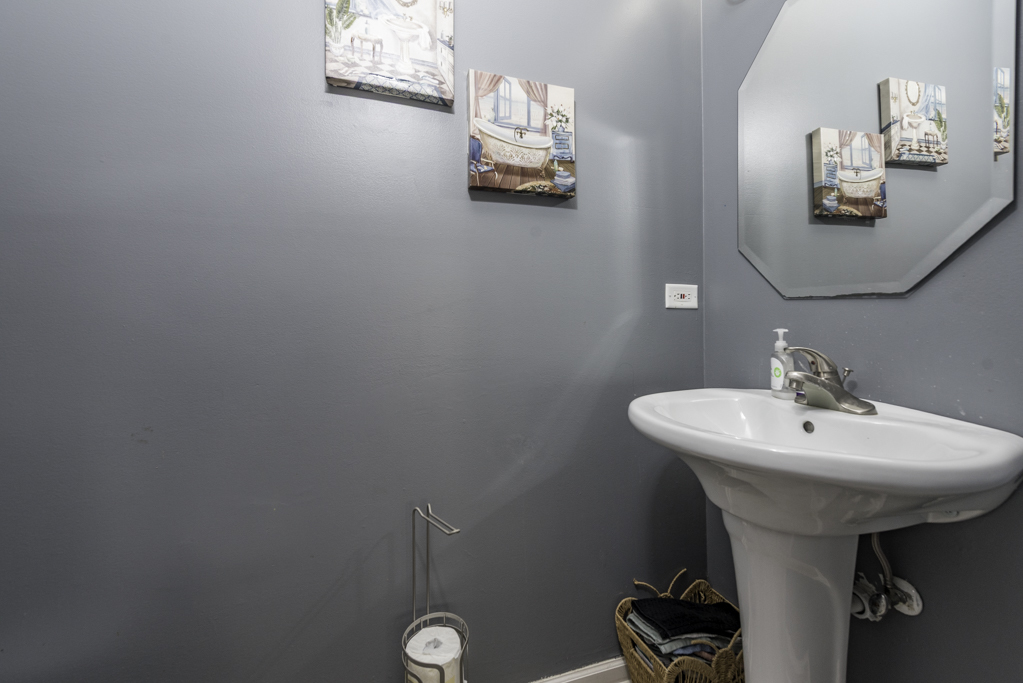 1995 W Meadowview Drive