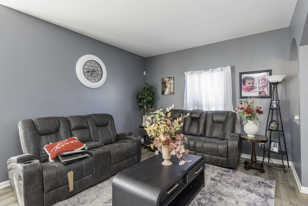 1995 W Meadowview Drive