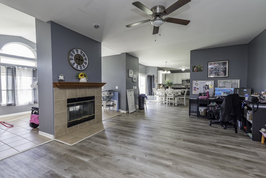 1995 W Meadowview Drive