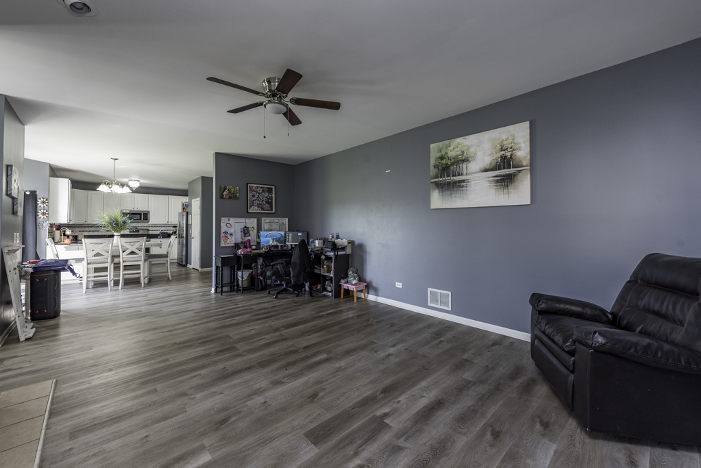 1995 W Meadowview Drive