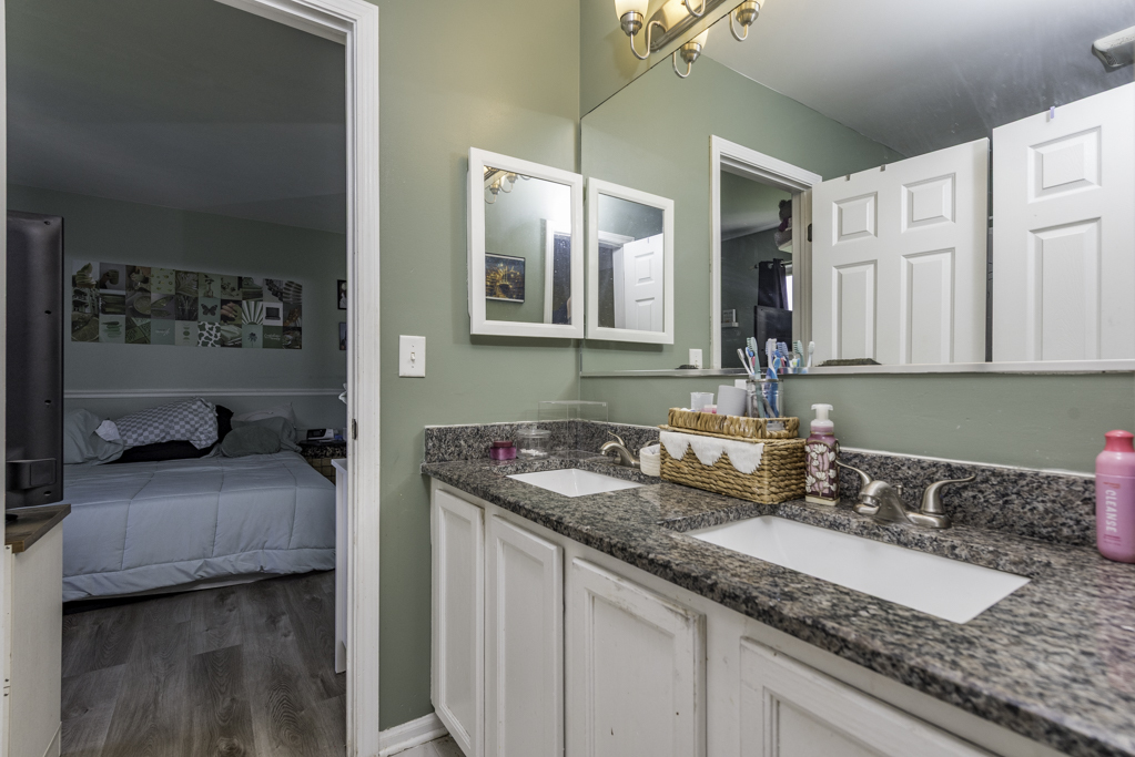 1995 W Meadowview Drive