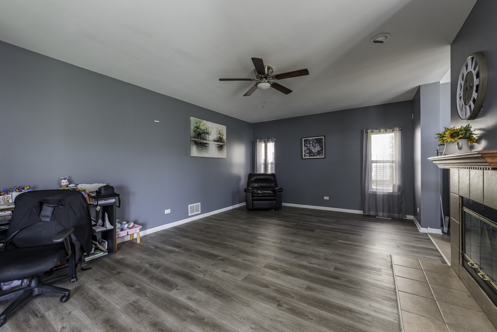 1995 W Meadowview Drive