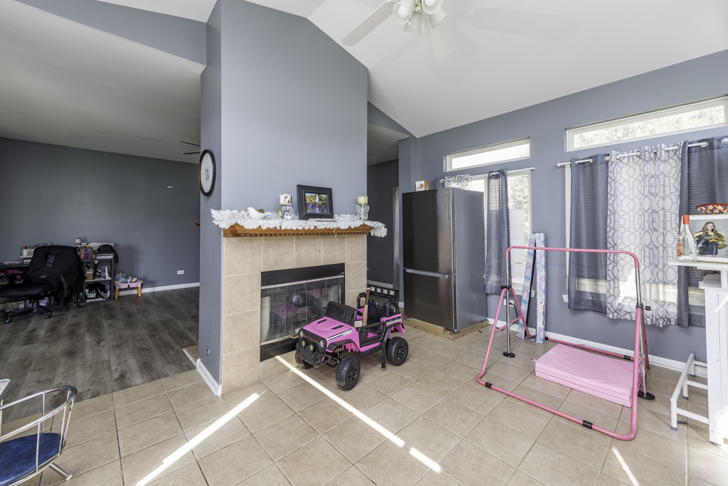 1995 W Meadowview Drive