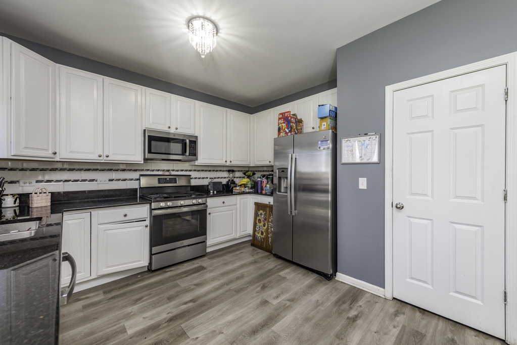 1995 W Meadowview Drive