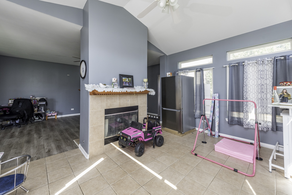 1995 W Meadowview Drive