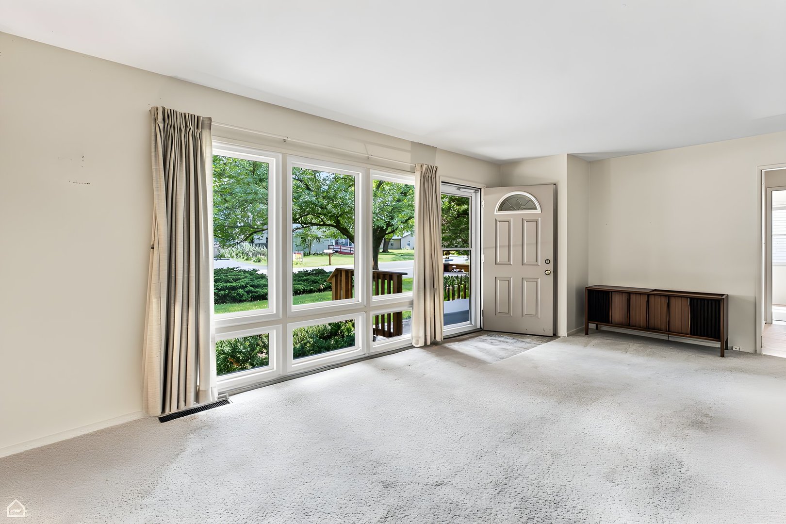 2402 Manor Lane