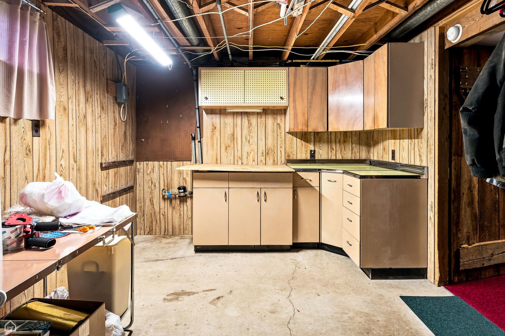2402 Manor Lane