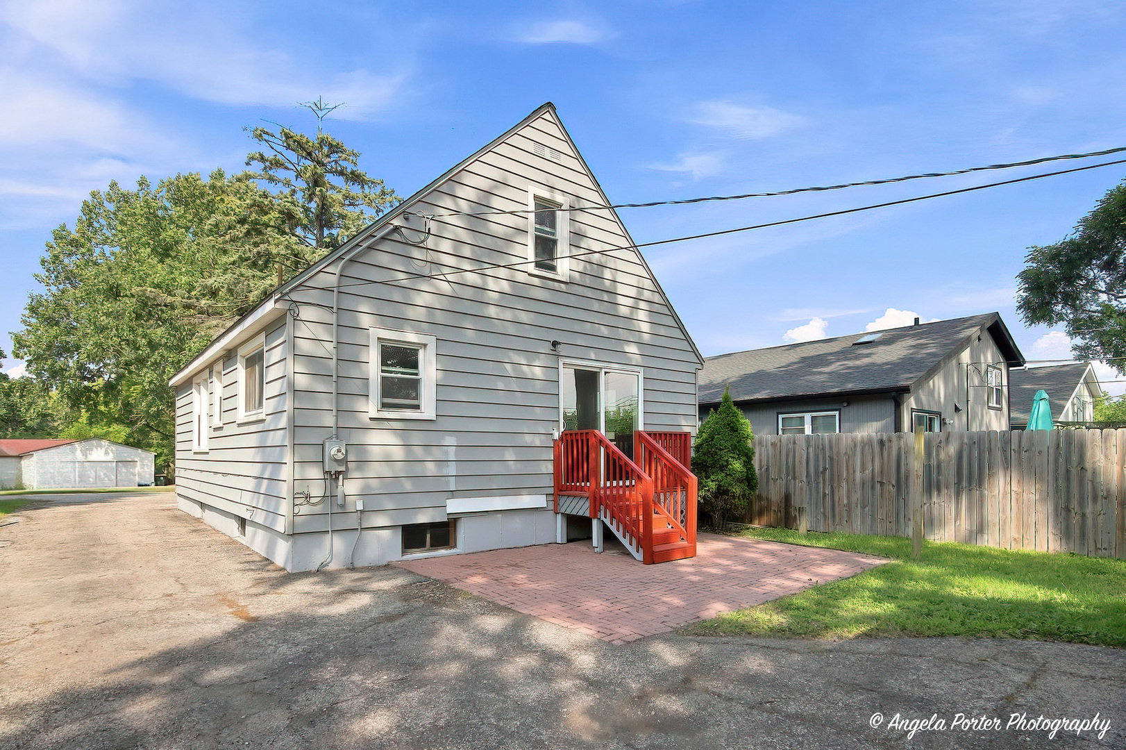 1621 ROUND LAKE Drive