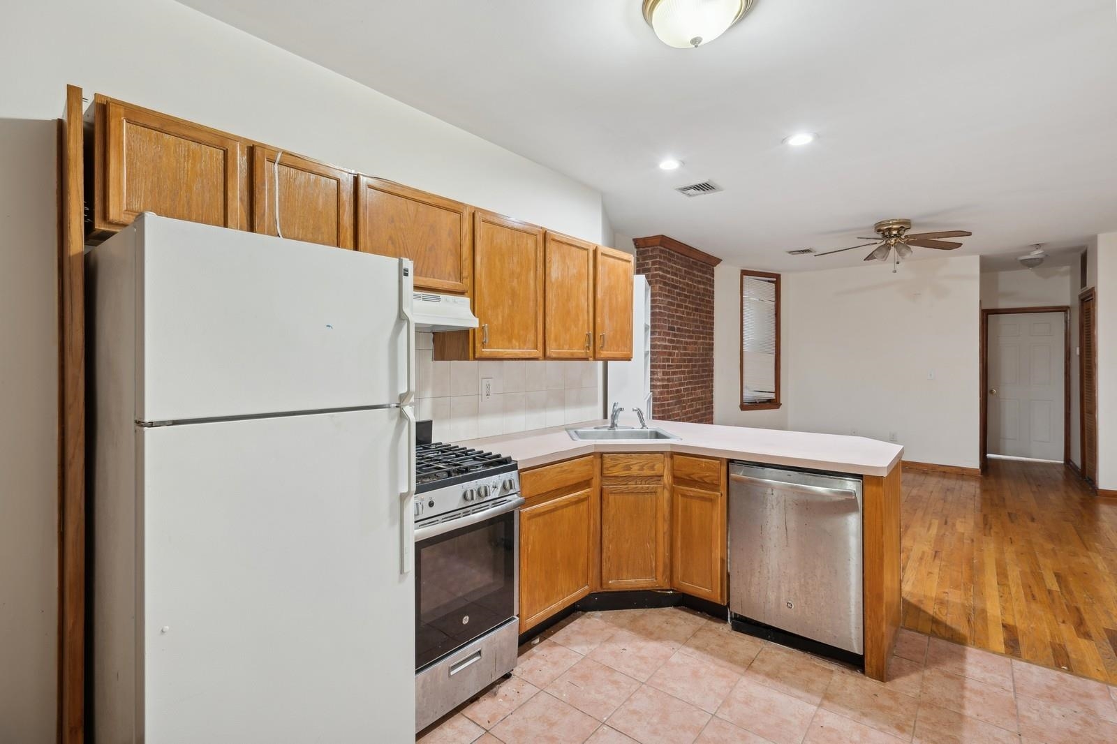 378 BALDWIN AVE Unit: 1L