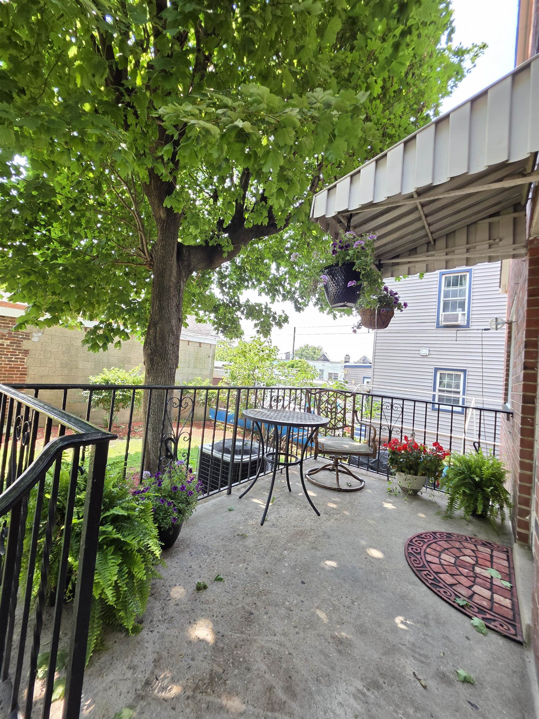 17 VAN HOUTEN AVE