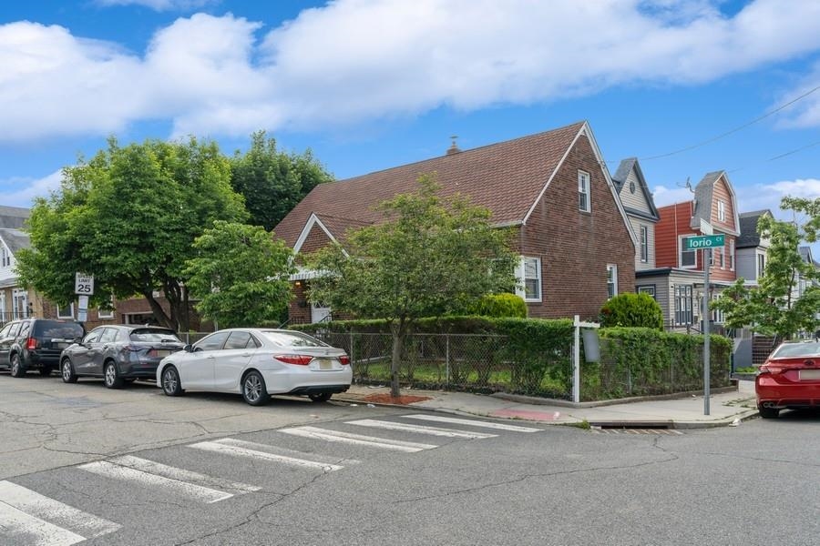 17 VAN HOUTEN AVE