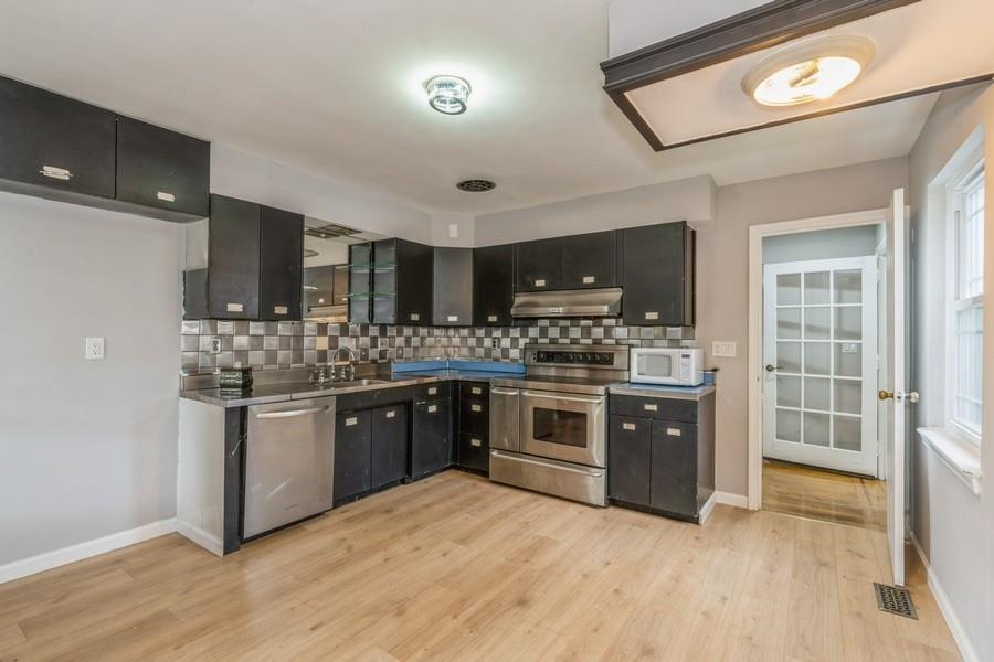 17 VAN HOUTEN AVE