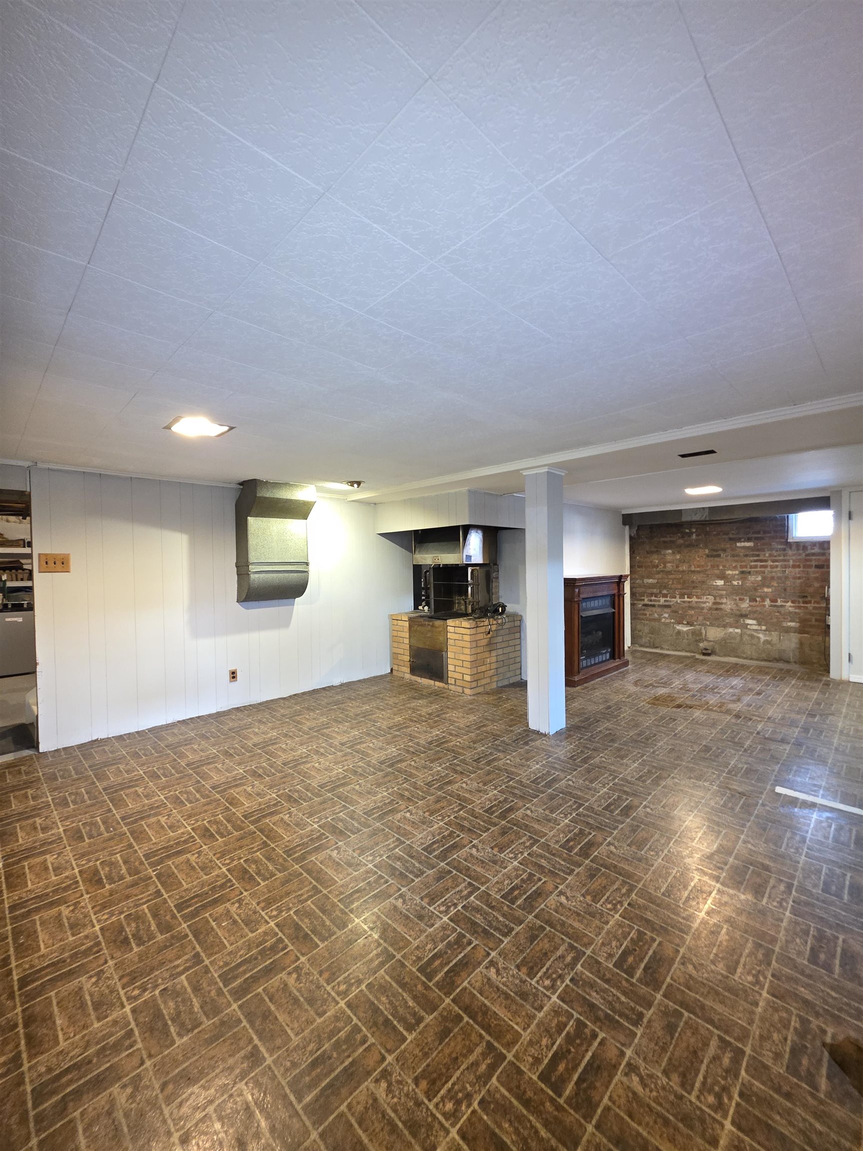 17 VAN HOUTEN AVE