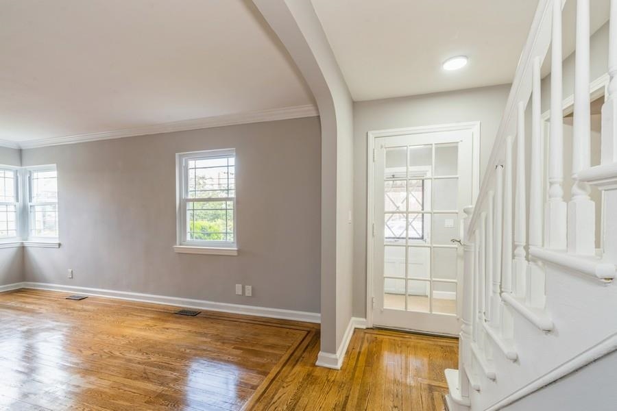 17 VAN HOUTEN AVE