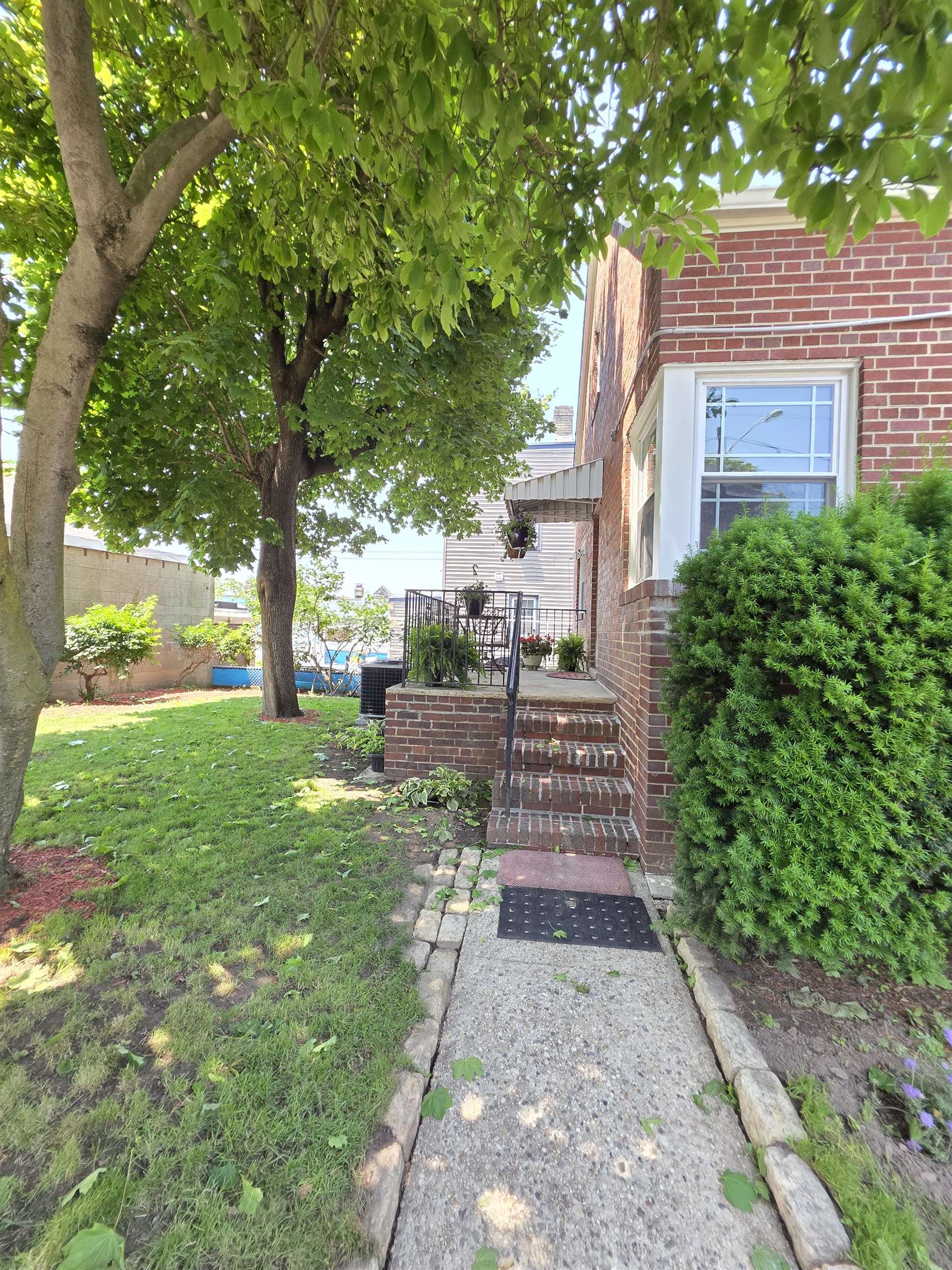 17 VAN HOUTEN AVE