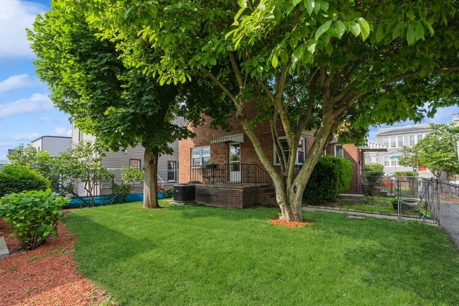 17 VAN HOUTEN AVE