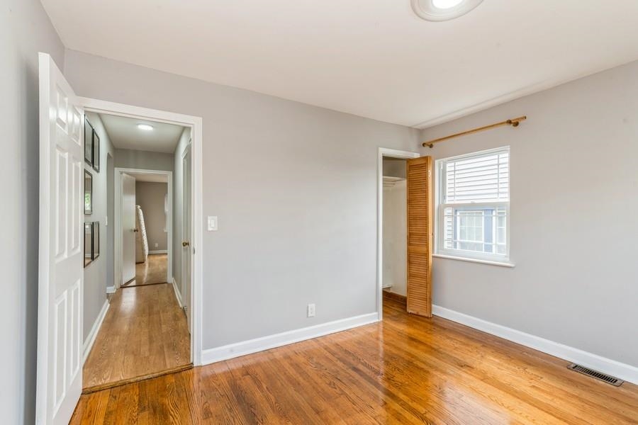 17 VAN HOUTEN AVE