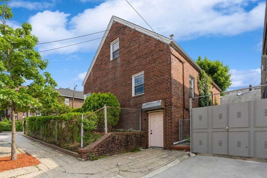 17 VAN HOUTEN AVE