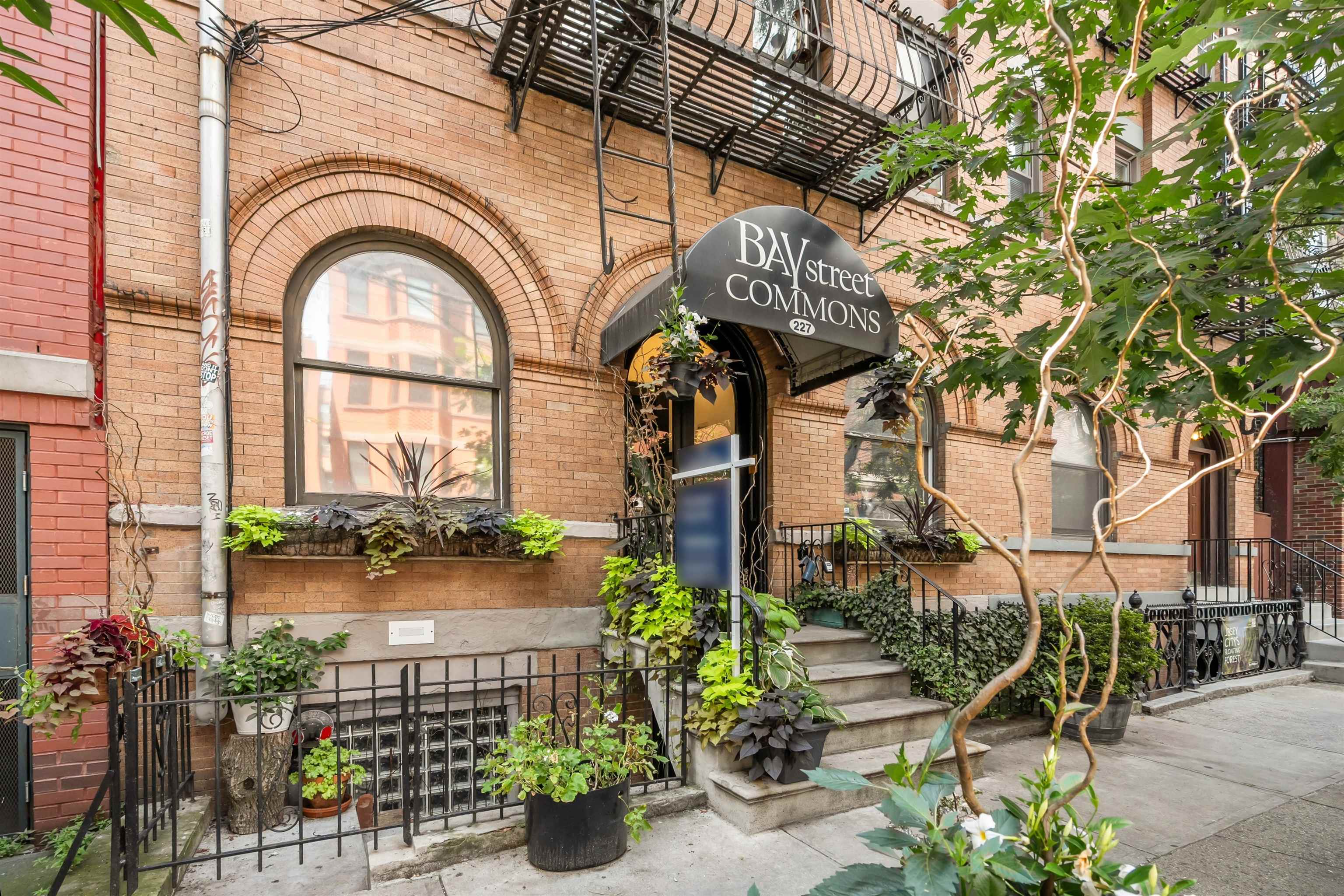 227 BAY ST Unit: 4B