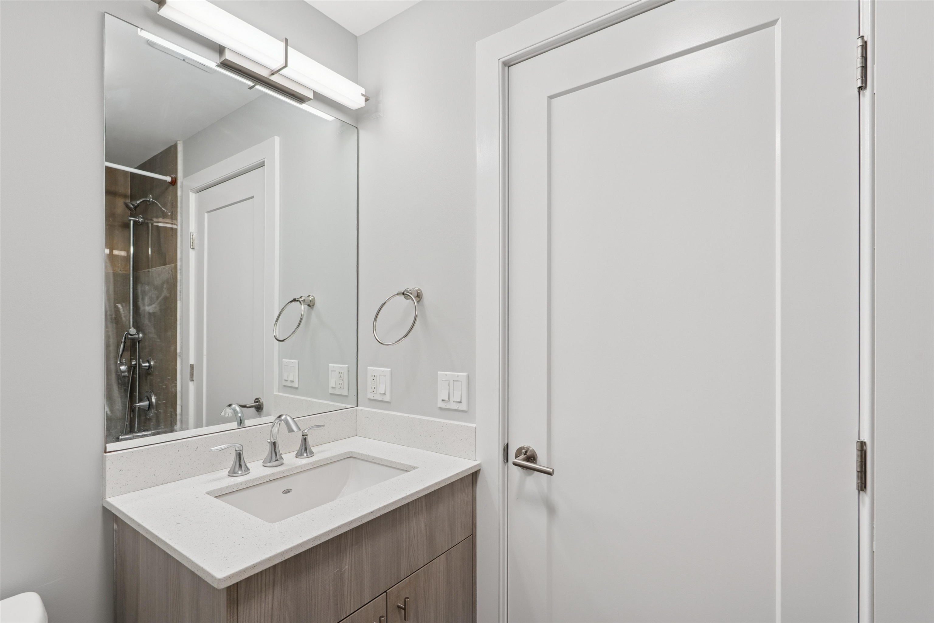 225 COLUMBIA AVE Unit: 2
