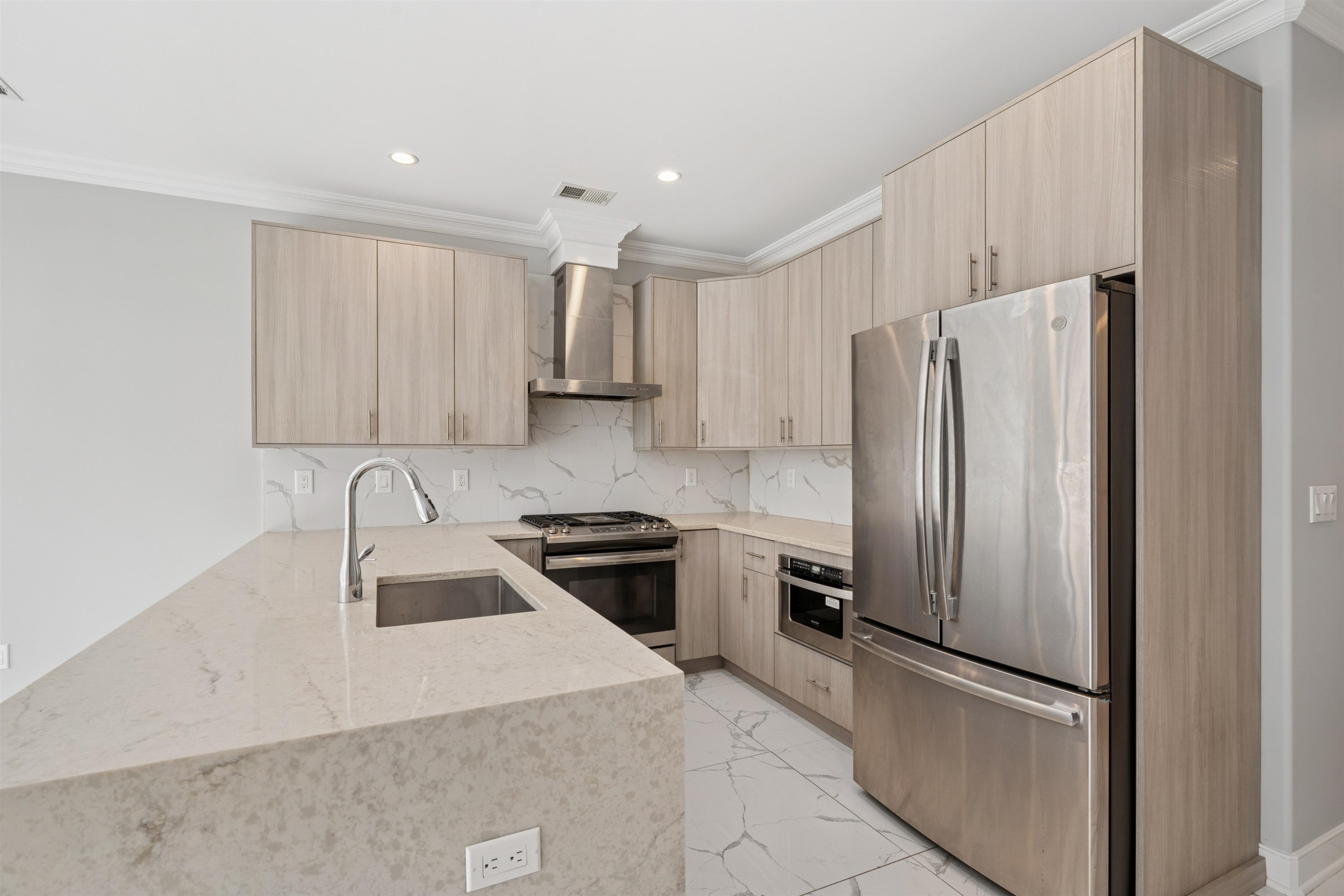 225 COLUMBIA AVE Unit: 2